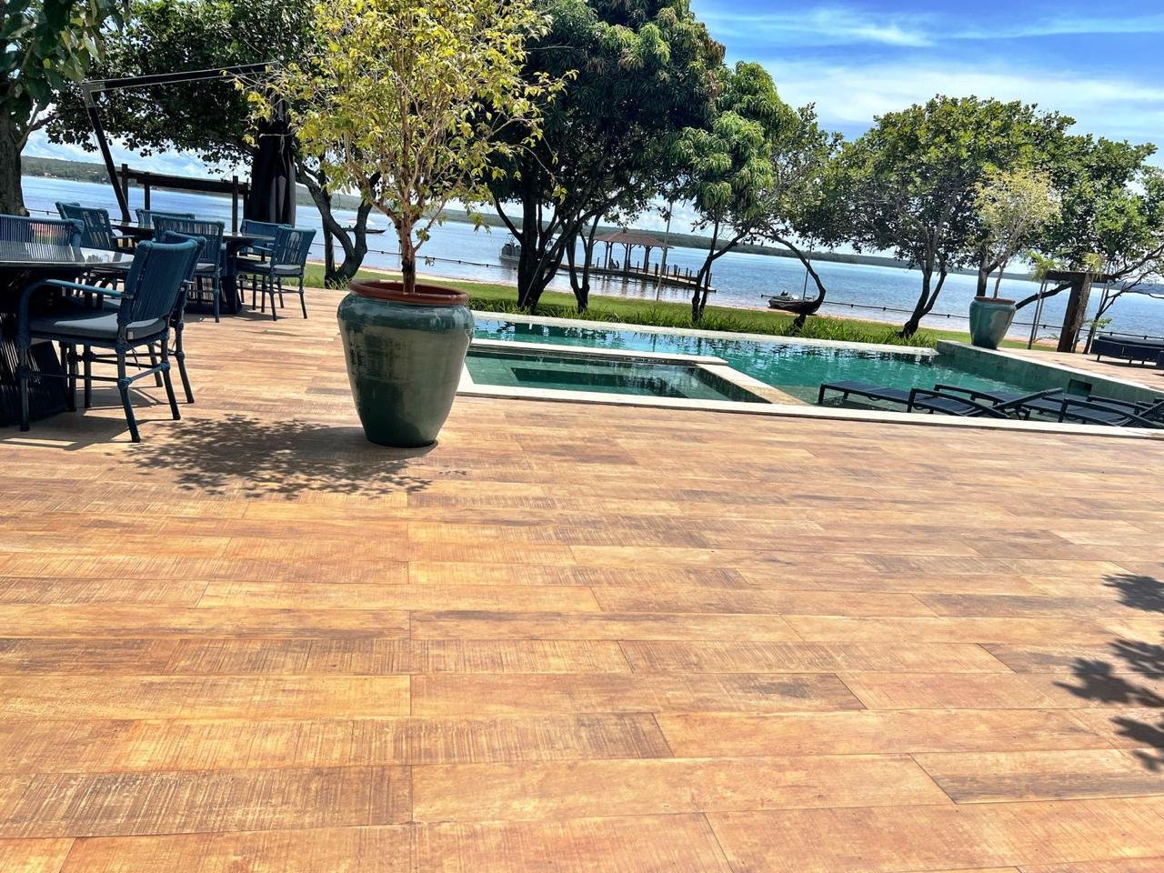 Mansão à Beira do Lago — imagem 1